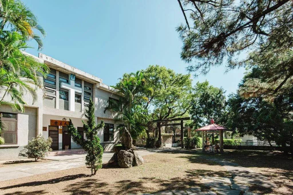 新城天主堂裡同時有天主教禮拜堂和象徵日本神社的鳥居。(圖/翻攝自花蓮縣文化局官網)