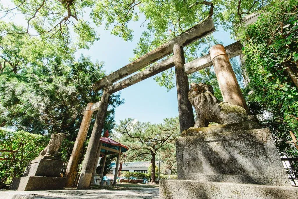 花蓮新城天主堂保留前身的鳥居、狛犬等,為縣定古蹟。(圖/翻攝自花蓮縣文化局官網)