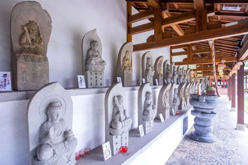 當初建造寺廟的川端滿二到日本四國境內寺院求得88尊石佛遠渡來台,提供在台日人參拜。(圖/翻攝自花東縱谷國家風景區官網)
