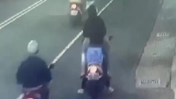 機車行進間，騎士超載重心不穩，雙腳一直懸在車外。（圖／翻攝社會事新聞影音）