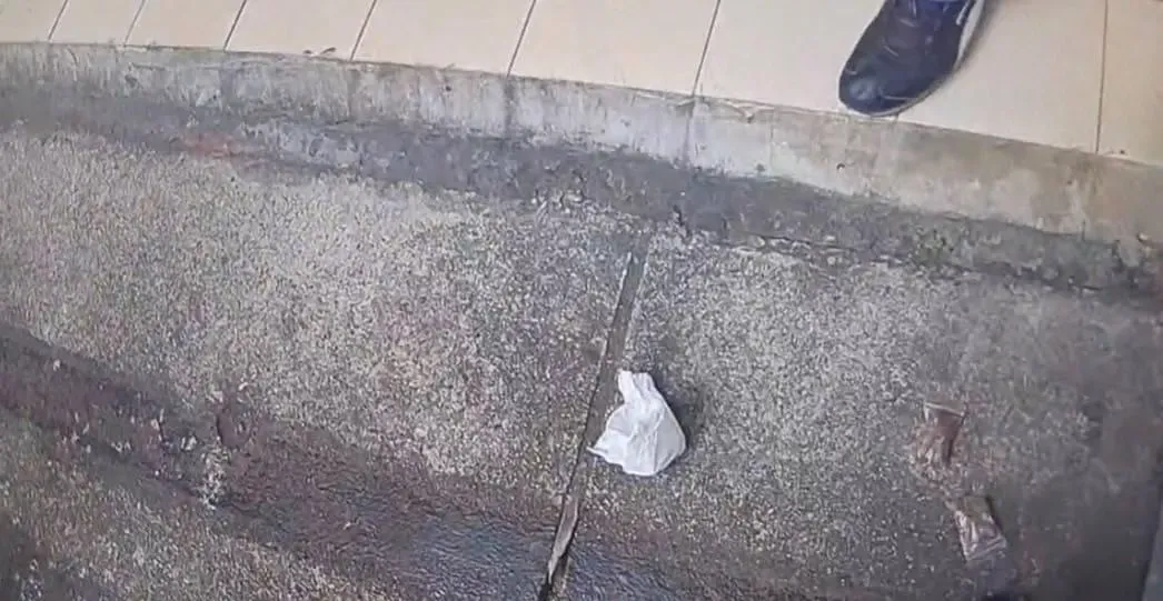 現場掉落之毒品。(圖/翻攝畫面)