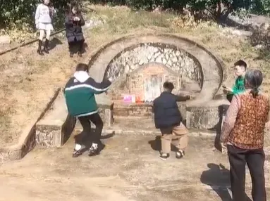 年輕人站在祖先的墓碑前就開跳科目三。(圖/翻攝微博)