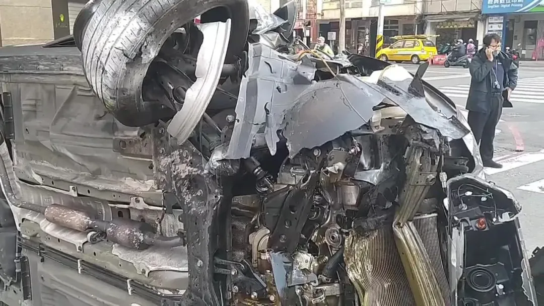 事故車輛嚴重毀損，還好安全氣囊爆開，駕駛只受輕微擦傷。（圖／中天新聞）