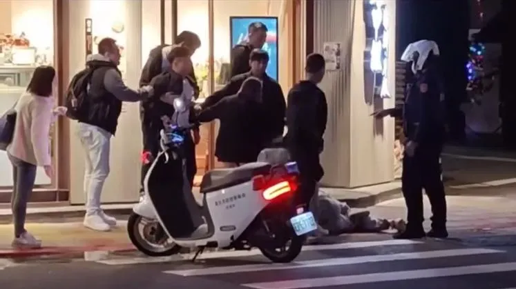 超哥在警察面前大聲咆哮，還要上前揍Toyz，被友人拉住。（圖／翻攝傅肌YT）