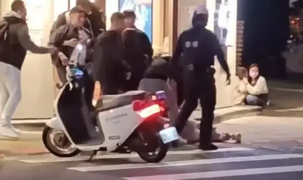 警方到場，超哥還在對躺在地上的Toyz施暴。（圖／翻攝傅肌YT）