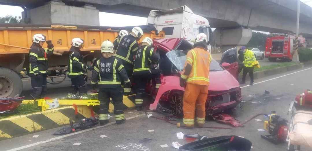 1人拋飛,3名傷車受困車中,警消破壞車體搶救。(圖/翻攝畫面)