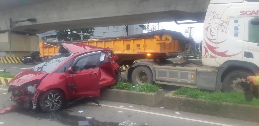 紅色轎車4名同事中午去吃尾牙,遭砂石車追撞。(圖/翻攝畫面)
