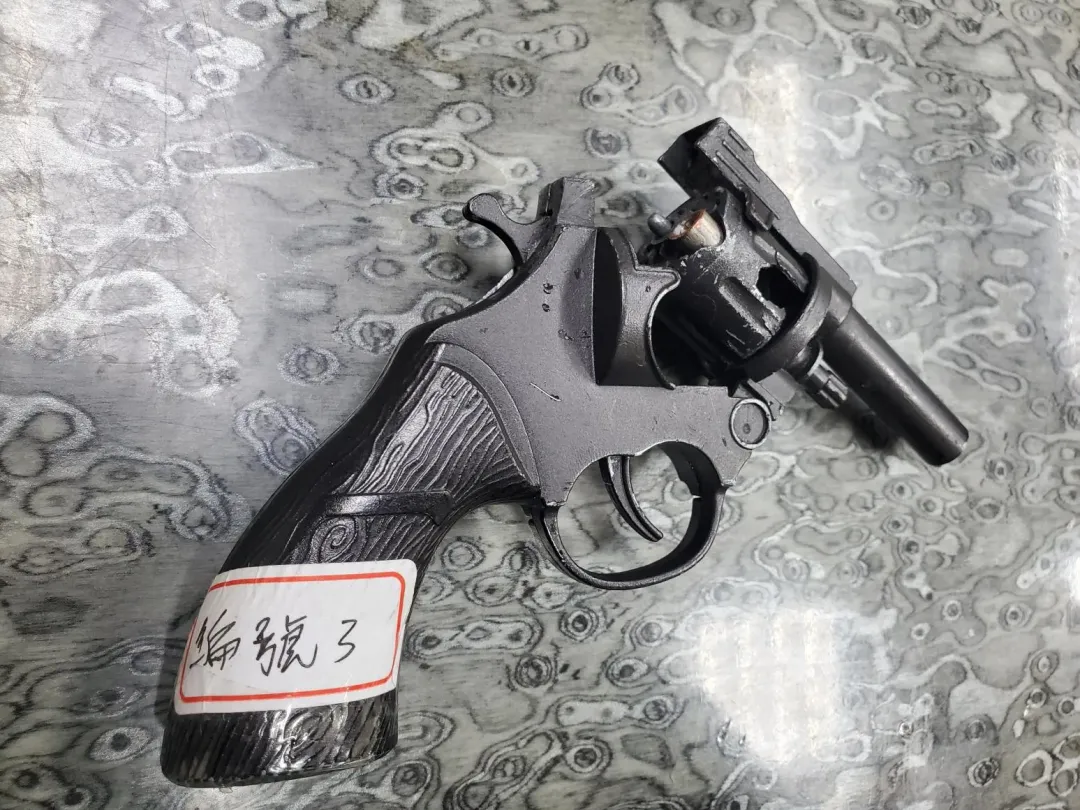 楊男改造左輪手槍膛炸受損，已無殺傷力。（圖／中天新聞）