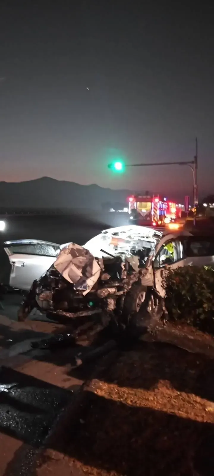 撞擊力道猛烈,事故車輛變成廢鐵。(圖/中天新聞)