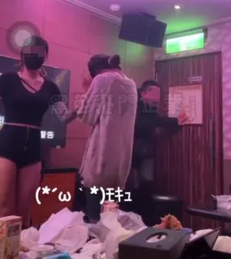 飛妹霸凌時，有男子在包廂門口把風，不讓人進來。（圖／翻攝黑色豪門企業）