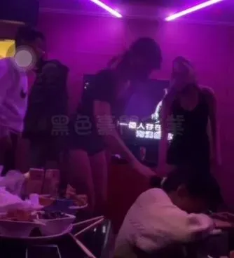 多名女子攻擊灰衣妹把她打趴在地。（圖／翻攝黑色豪門企業）