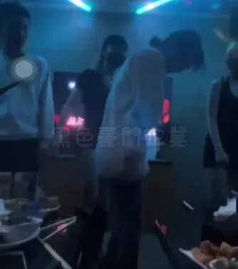 眾人在唱歌時，口罩女突然賞灰衣妹巴掌。（圖／翻攝黑色豪門企業）