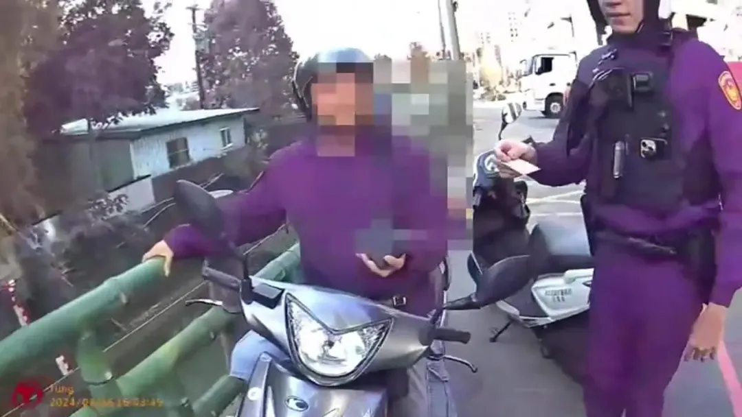 黃男拿出皮包和證件給警方核對身分。(圖/翻攝畫面)