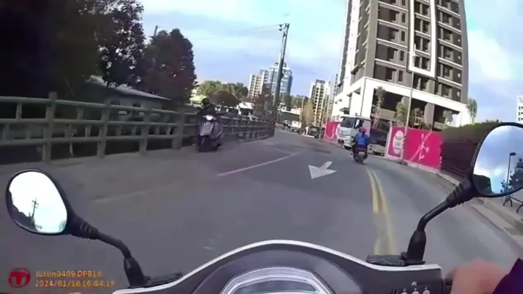 警方發現黃男騎車停在路邊,立即上前攔查。(圖/翻攝畫面)