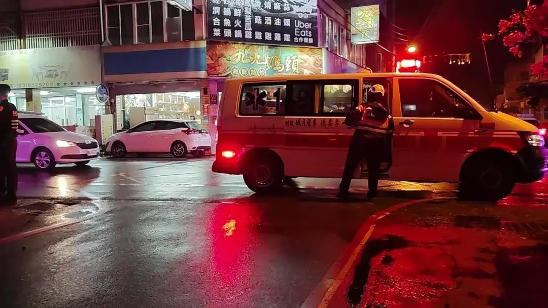 警方叫救護車將傷者送醫。（圖／翻攝畫面）