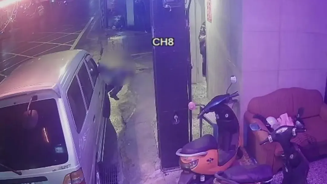 一名男子被其他酒客推出店外摔倒昏迷。（圖／翻攝畫面）