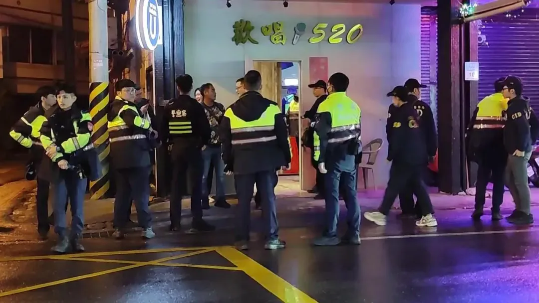 警方獲報出動大批警力到場處理。（圖／翻攝畫面）