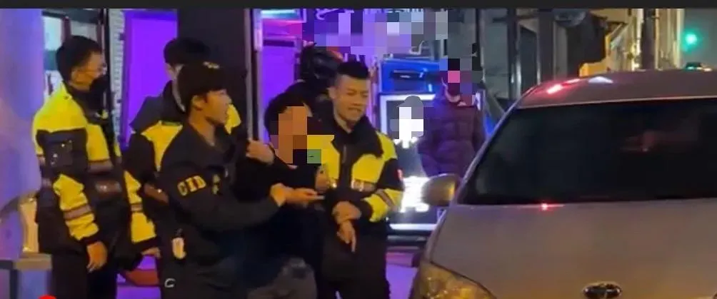警方將鬧事酒客帶返所管束。（圖／翻攝畫面）