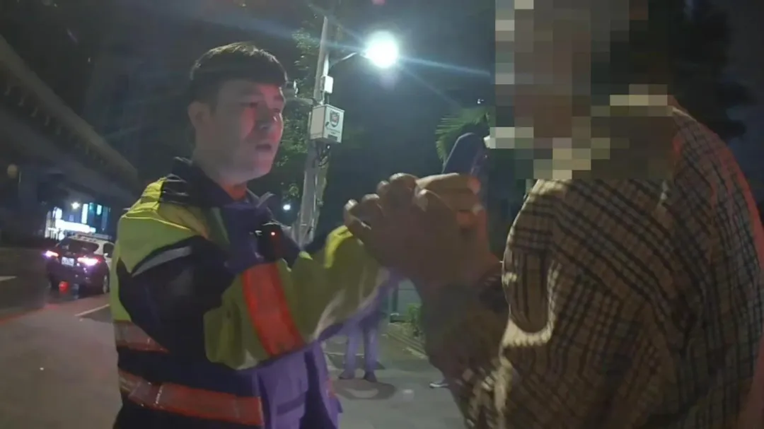 四海幫前堂主楊姓男子酒駕被逮不配合酒測在現場多次「盧小」。(圖/翻攝畫面)