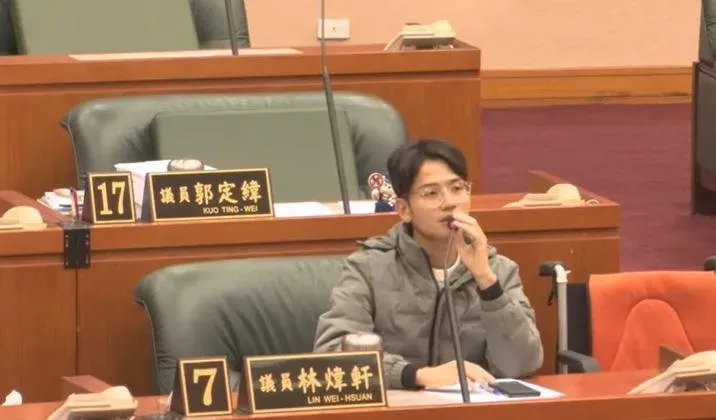 日前遇襲的林煒軒提案要求組成專案小組調查遇襲案。(圖/翻攝自嘉義市議會YT頻道)