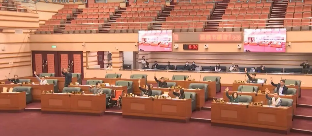 林煒軒的提案獲得在場所有議員覆議。(圖/翻攝是嘉義市議會YT頻道)