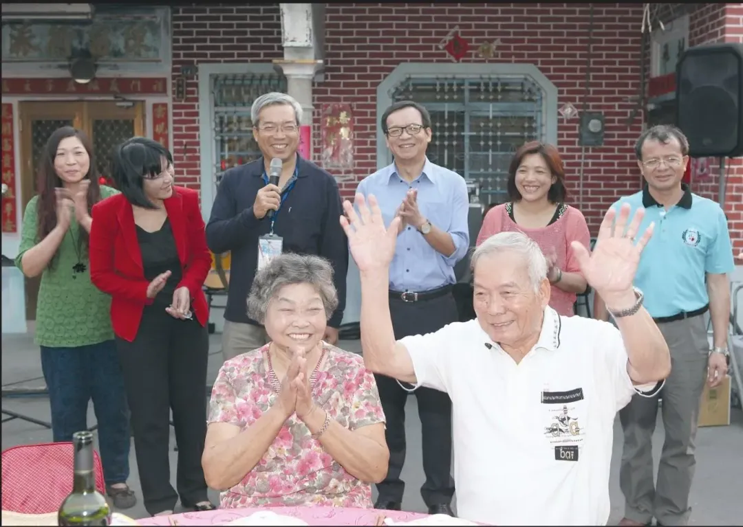 謝金河與家人合照。(圖/翻攝謝金河臉書)