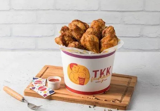 頂呱呱也推出薄皮嫩雞桶、炸雞組合搶聚餐商機。（示意圖／頂呱呱提供）