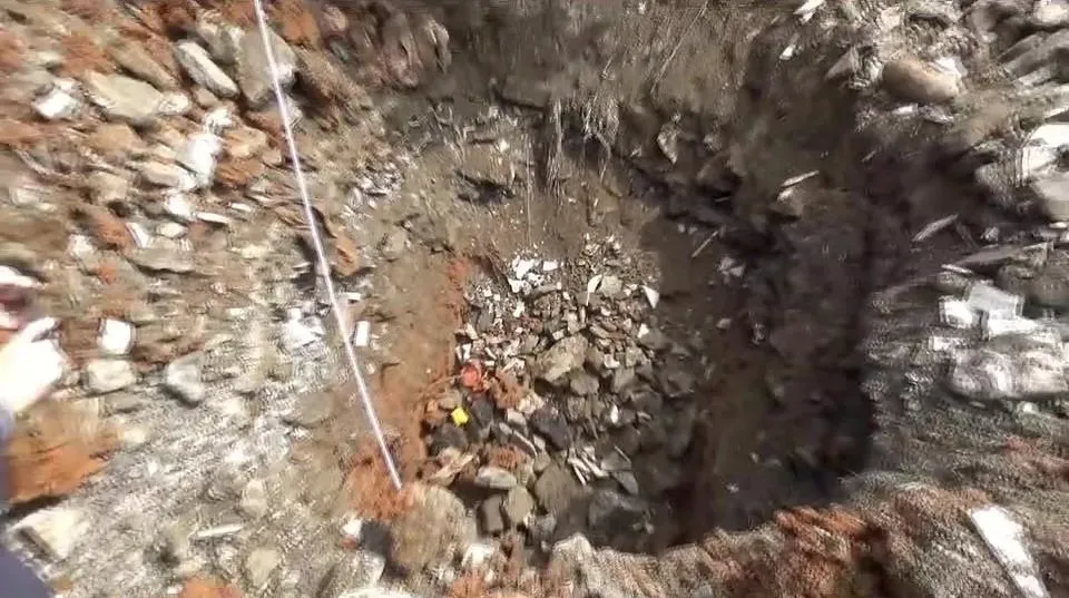 地下掩埋大量磚塊和碎裂瓷磚等營建廢棄物。（圖／翻攝畫面）