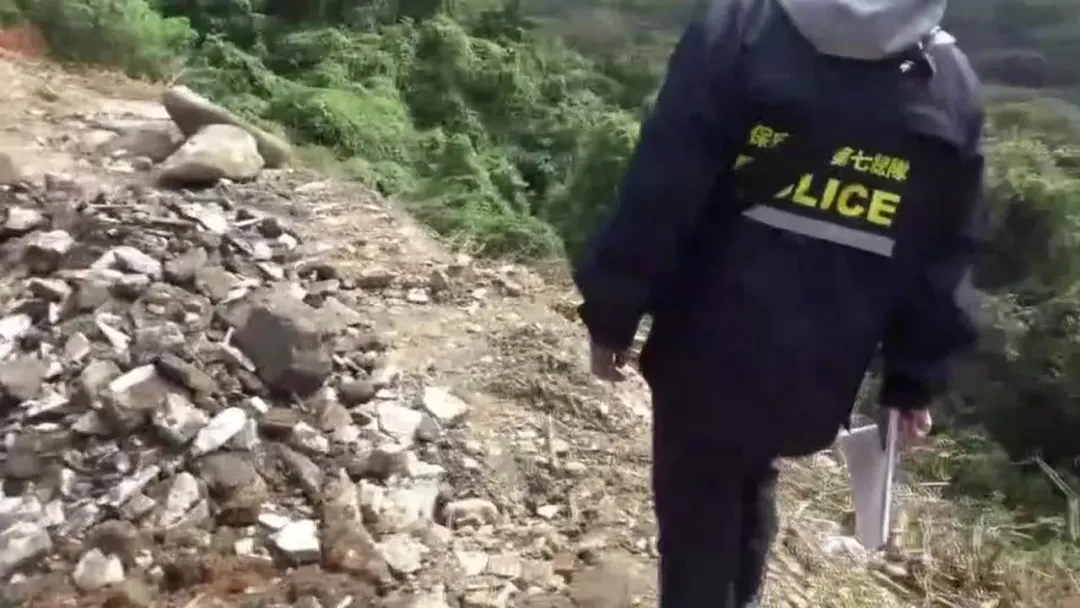 保七總隊在石門山破地垃圾掩埋處蒐證。（圖／翻攝畫面）