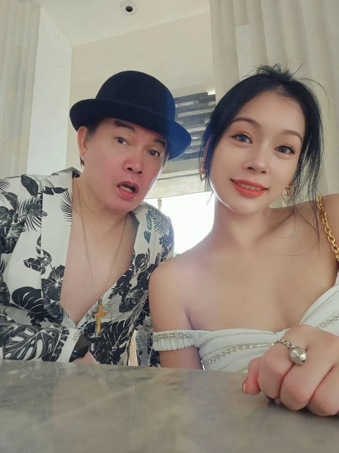 康康和小18歲嫩妻。（圖／康康FB）