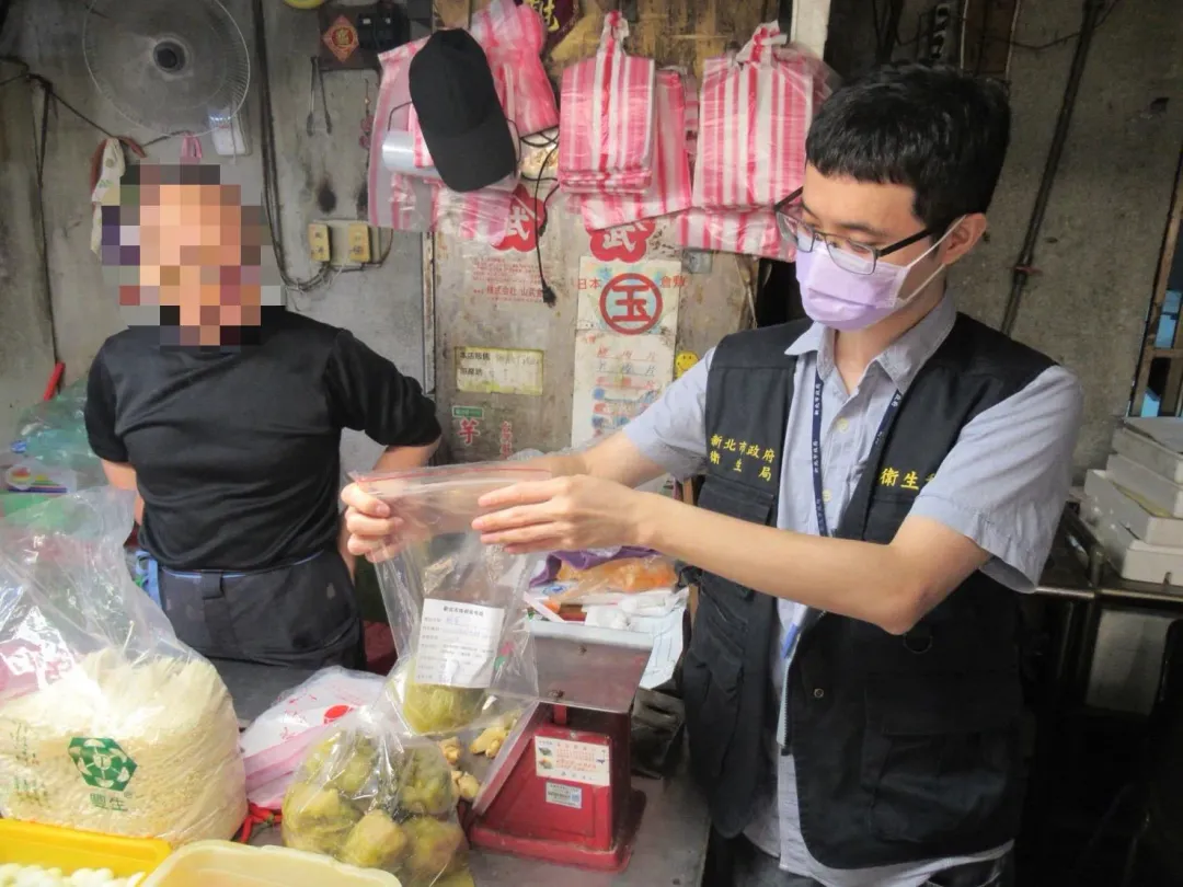 新北市政府衛生局至傳統市場抽驗酸菜。（圖／新北市衛生局提供）