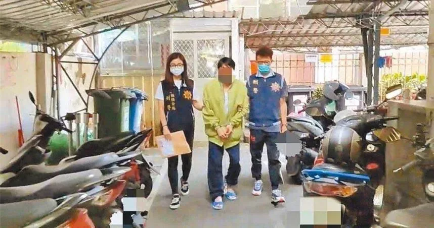 38歲黃姓男子(中)在前年向母親索討100元遭拒,他竟狠心將母親從自家4樓陽台推落,導致老母墜樓後傷重不治。(圖/本報資料照/新北市板橋警分局提供)