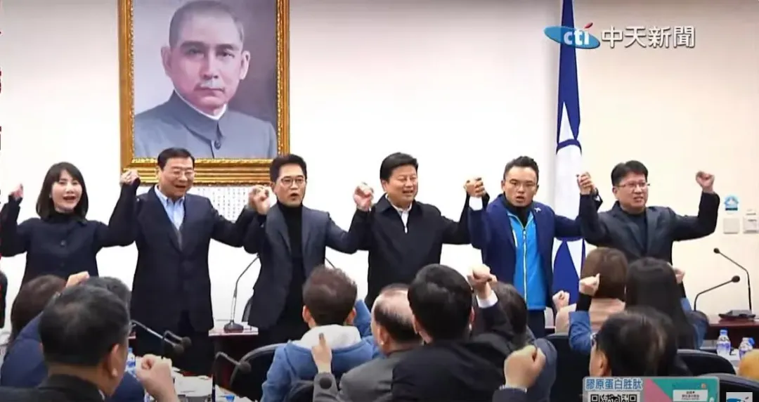 國民黨前後任總召和書記長手舉起手表示大團結。(圖/中天新聞)