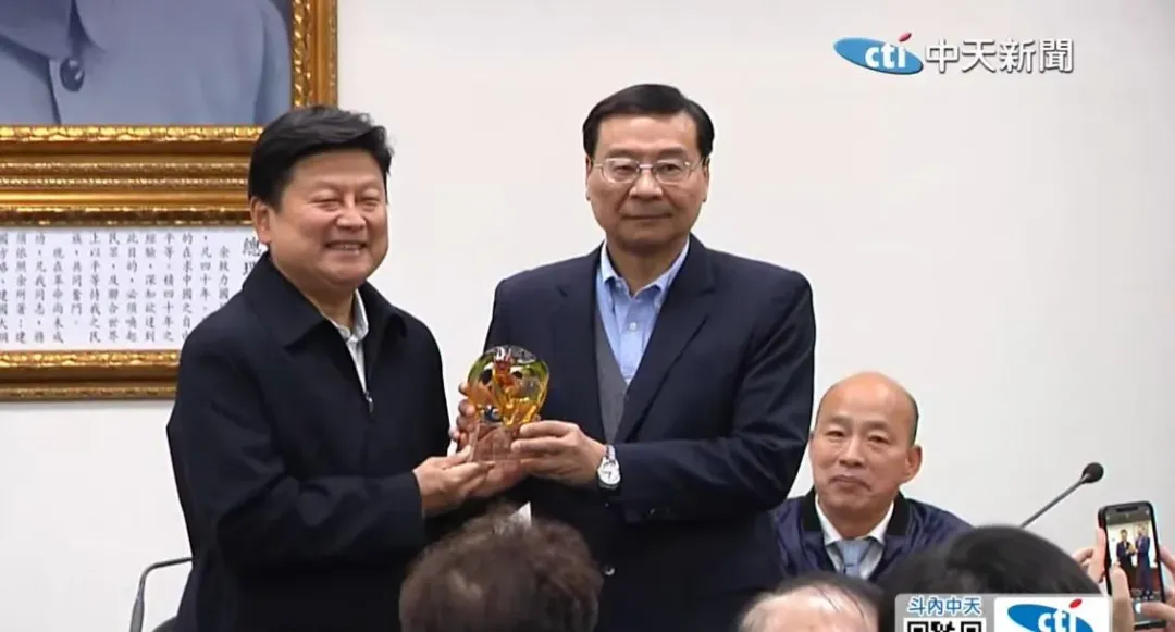 國民黨今日召開黨團會議全體鼓掌通過立委傅崐萁擔任新任總召。(圖/中天新聞)