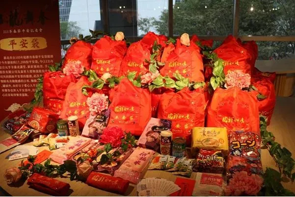 平安袋的內容物內含10張袋用餐券。（圖／新北市政府社會局提供）