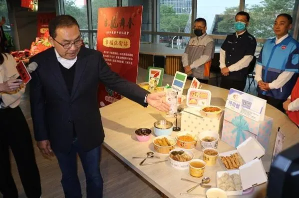 侯友宜說：春節幸福保衛站和待用餐不打烊，持續為民眾提供服務。（圖／新北市政府社會局提供）