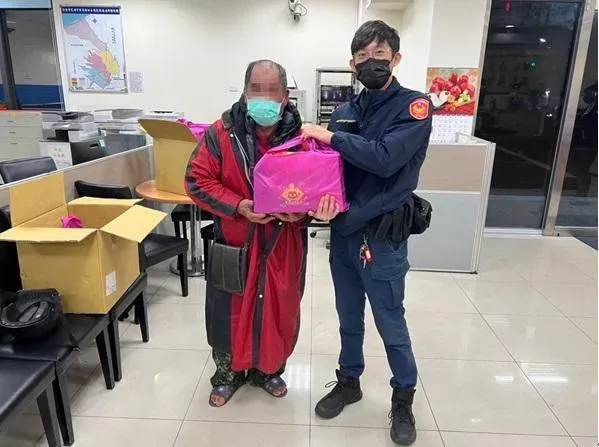 新北市警員去年致贈平安袋給弱勢民眾。（圖／新北市政府社會局提供）