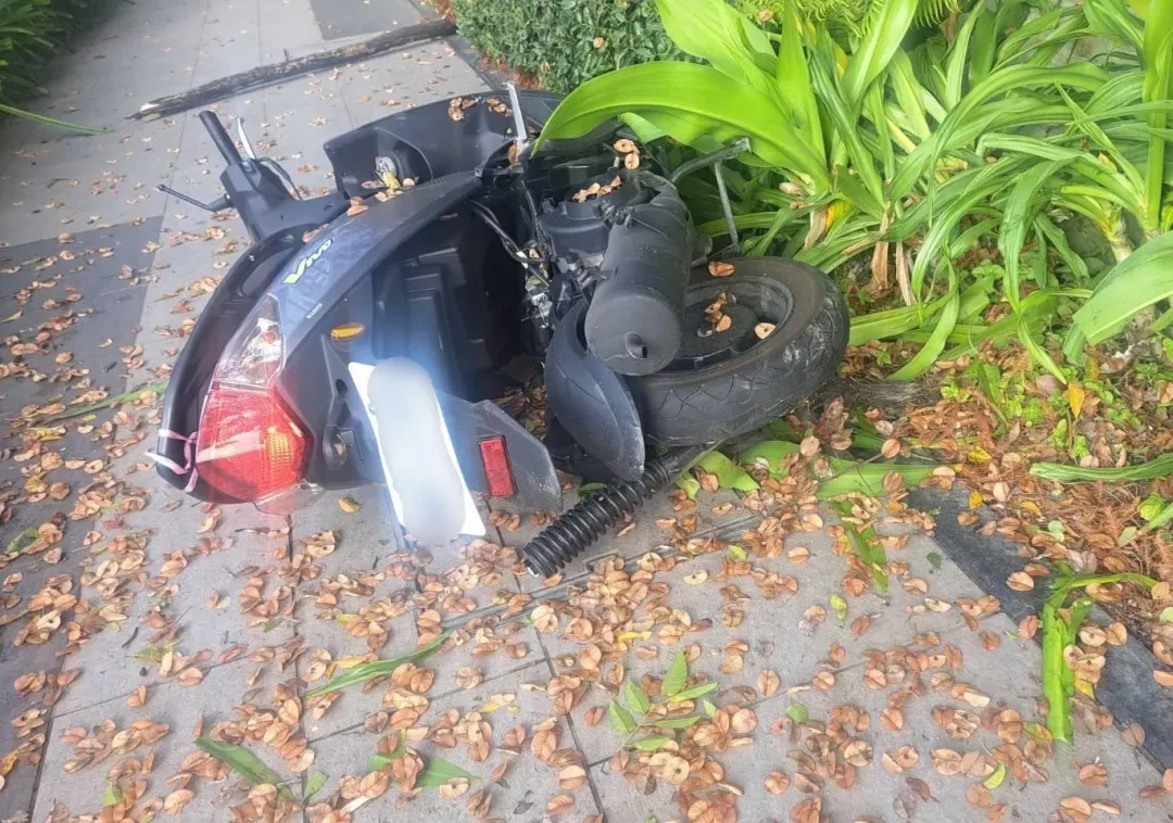 劉姓男子當時騎重機經過，也被車輛撞飛在地。（圖／翻攝畫面）