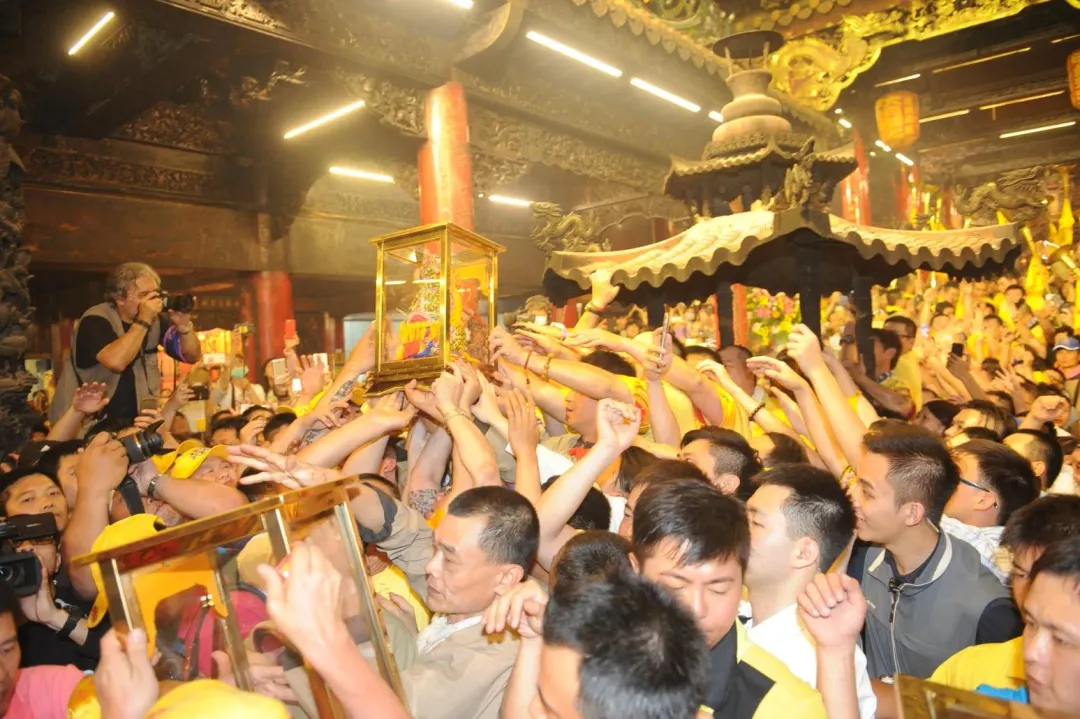 除夕大甲鎮瀾宮湧入信眾搶頭 香，前3名可獲得金媽祖。（資料圖／中天新聞）