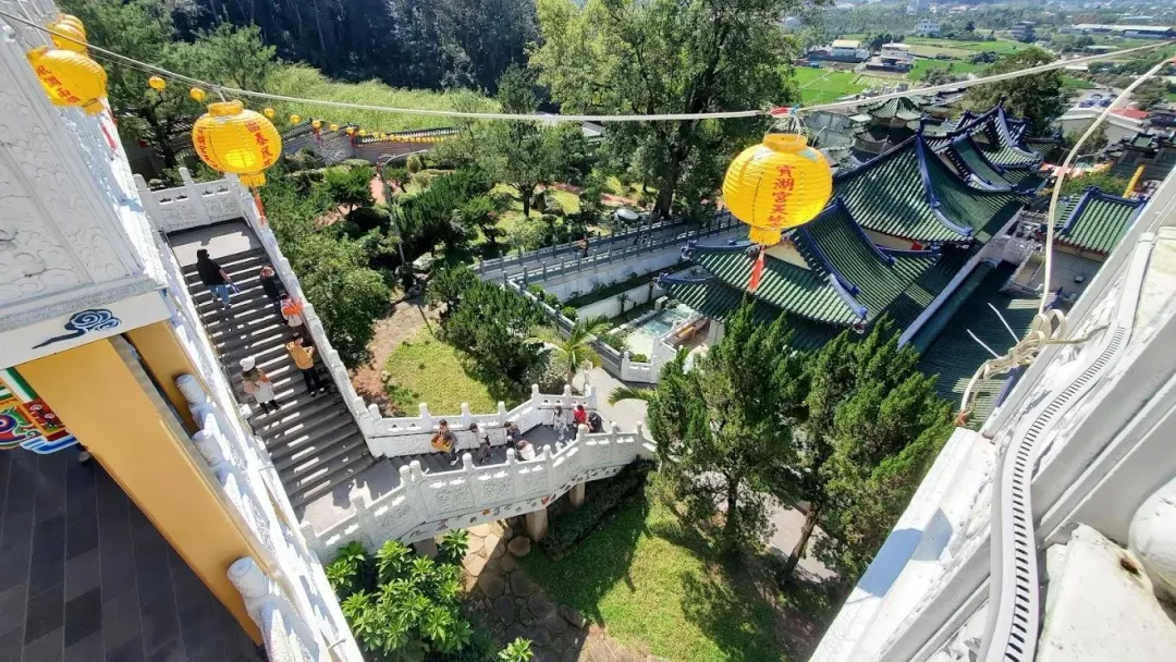 要爬很長的階梯，才能抵達最頂端的乾元殿。（圖／翻攝Google Map）