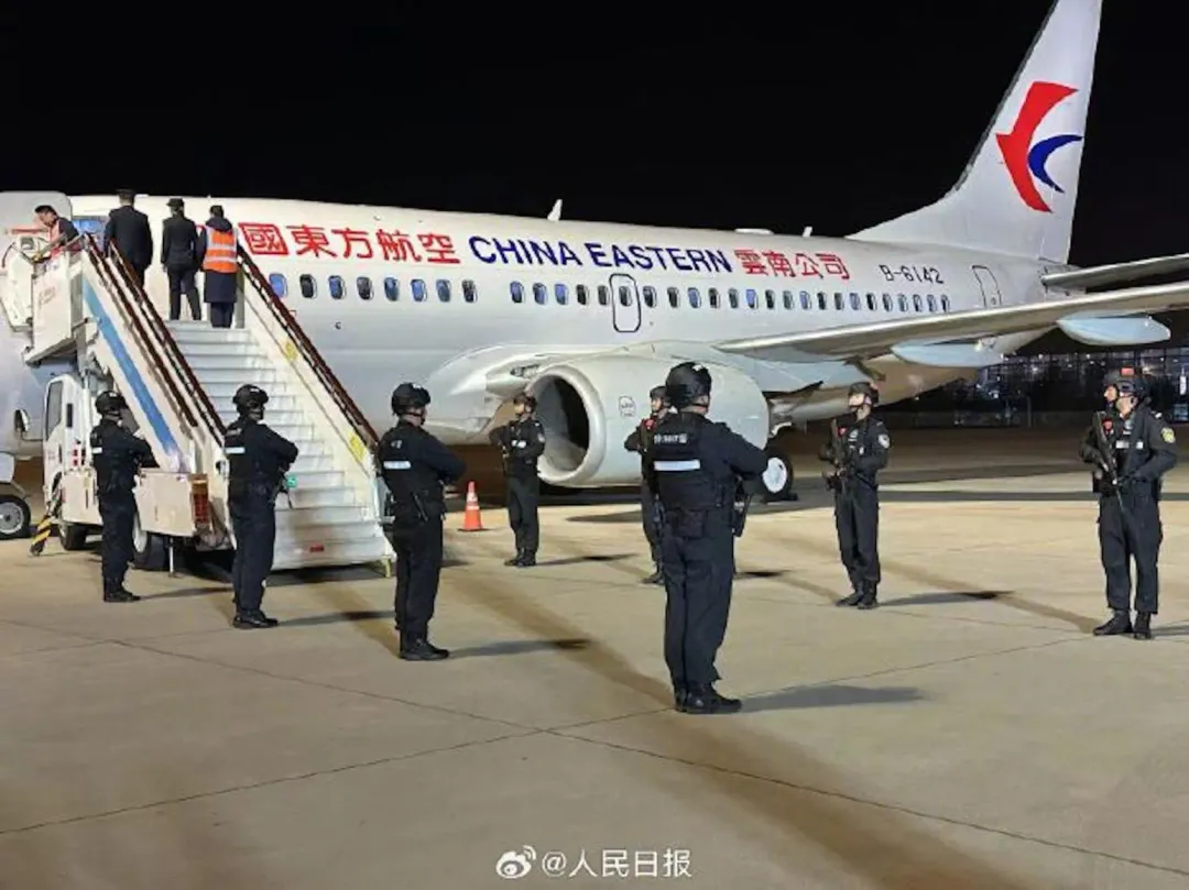 30日晚,押解飛機抵達雲南昆明。(圖/翻攝人民日報)