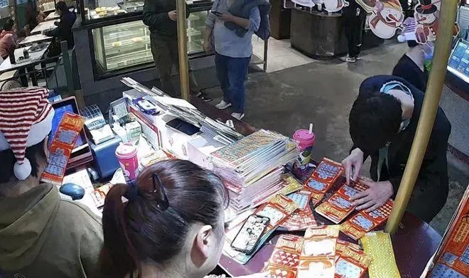上海男子想靠「賒帳」玩刮刮樂搏一夜致富。(圖/翻攝澎湃新聞)