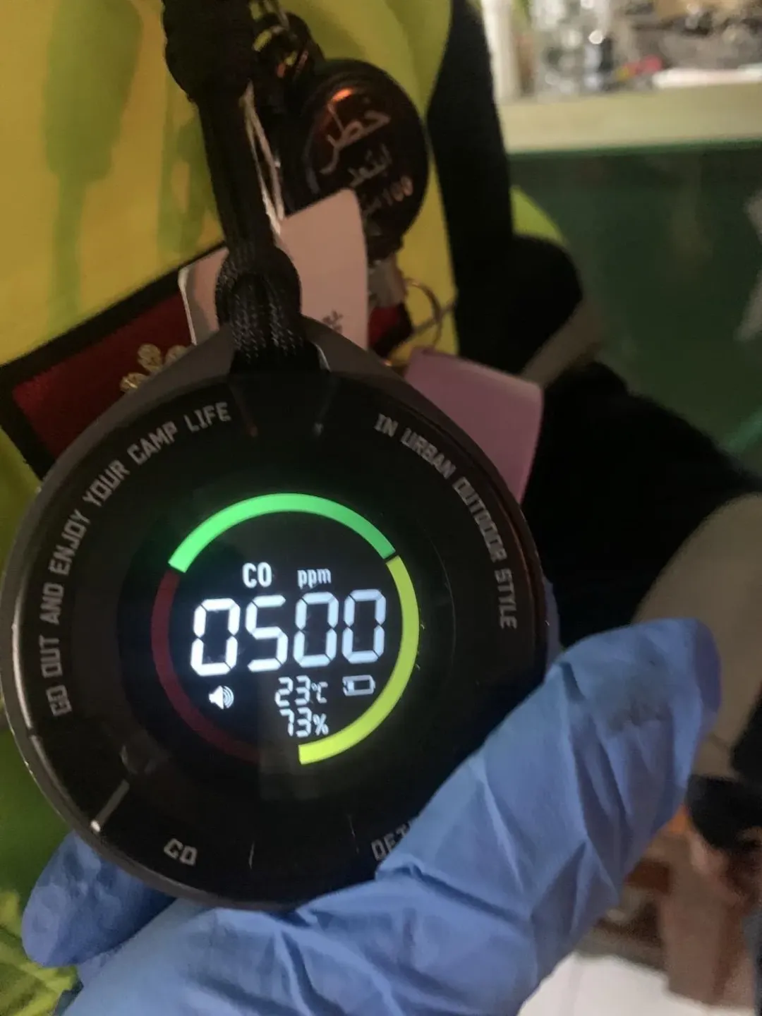 消防員測得屋內一氧化碳數值高達500ppm,立即開啟窗戶通風。(圖/翻攝畫面)