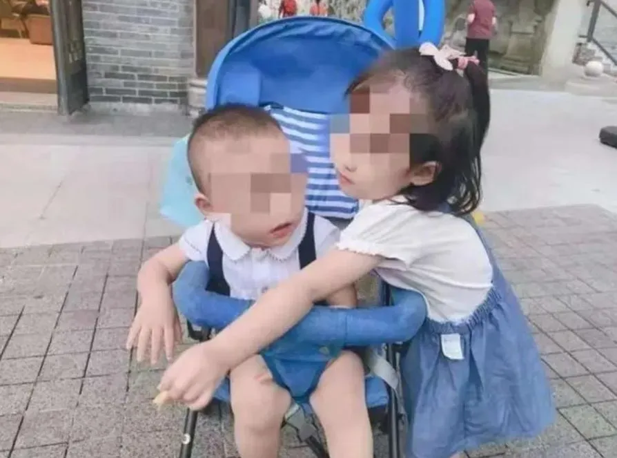 張男冷血將其一對稚齡兒女扔下樓殺害,還佯稱是意外墜樓。(圖/翻攝紅星新聞)