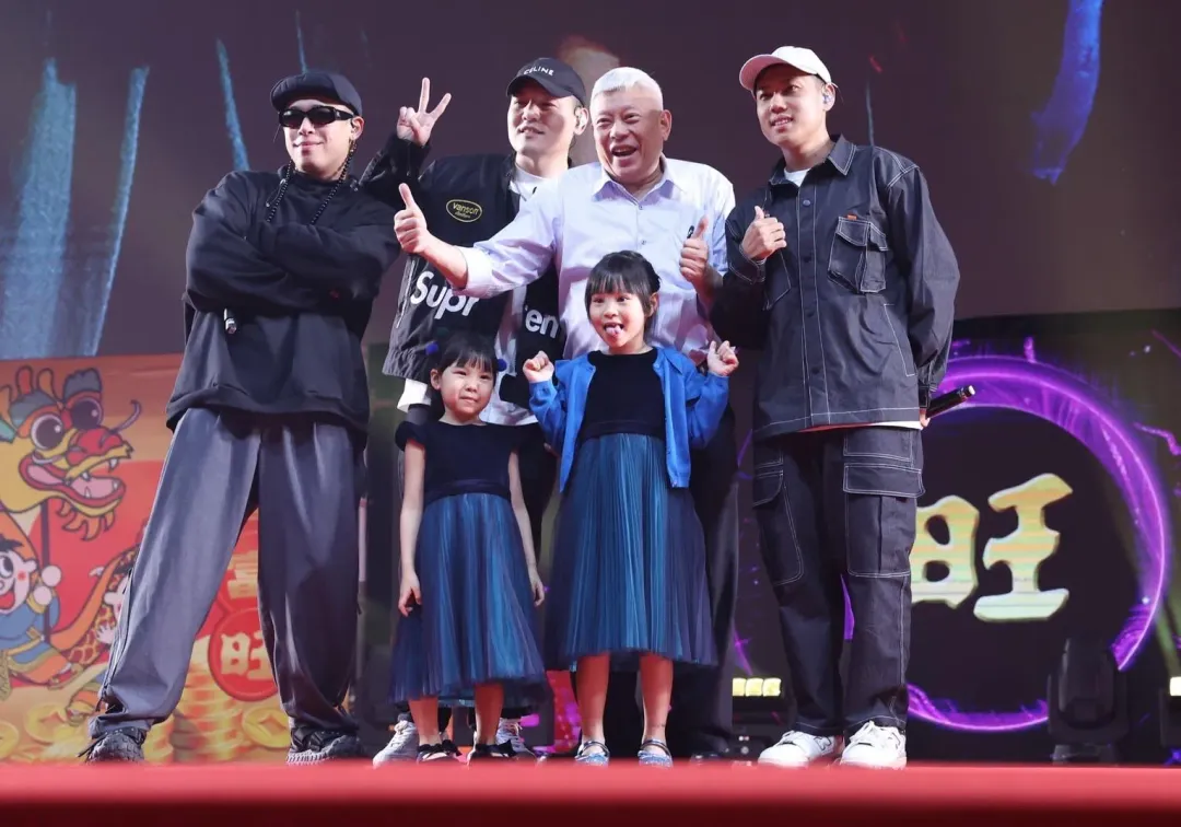 旺旺集團董事長蔡衍明與本土天團玖壹壹合照。