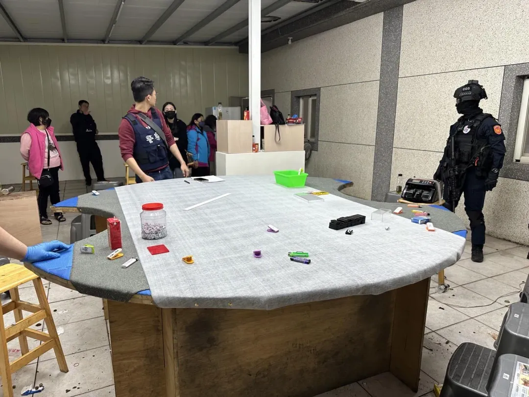 警方掃蕩賭場逮捕14名賭客。（圖／翻攝畫面）
