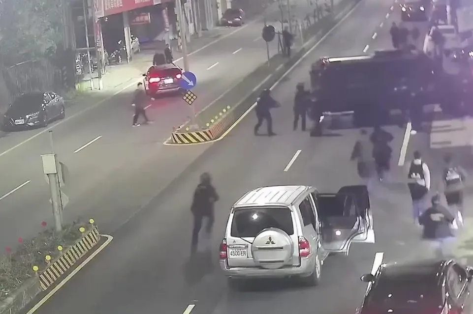 裝甲車撞破大門後，大批警力衝入賭場攻堅。（圖／翻攝畫面）