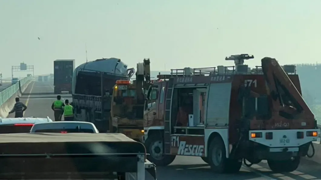 警消到場處理事故。（圖／翻攝記者爆料網）