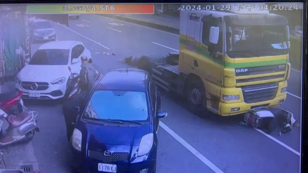 騎士連人帶車被曳引車拖行20公尺。(圖/中天新聞)