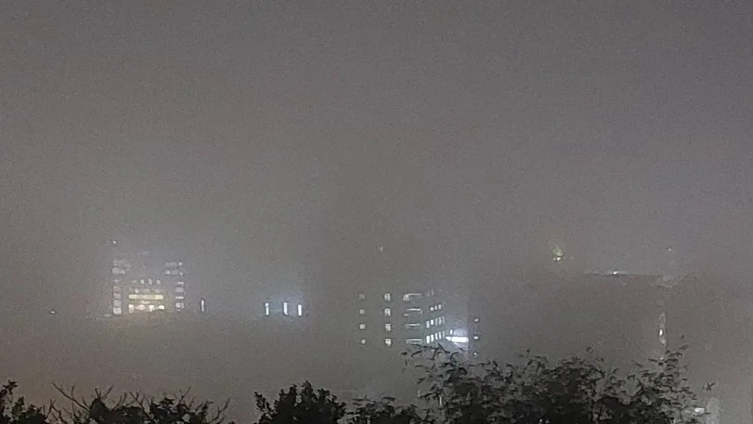 基隆霧一度大到連建築物都看不見,相當誇張。(圖/中天新聞)